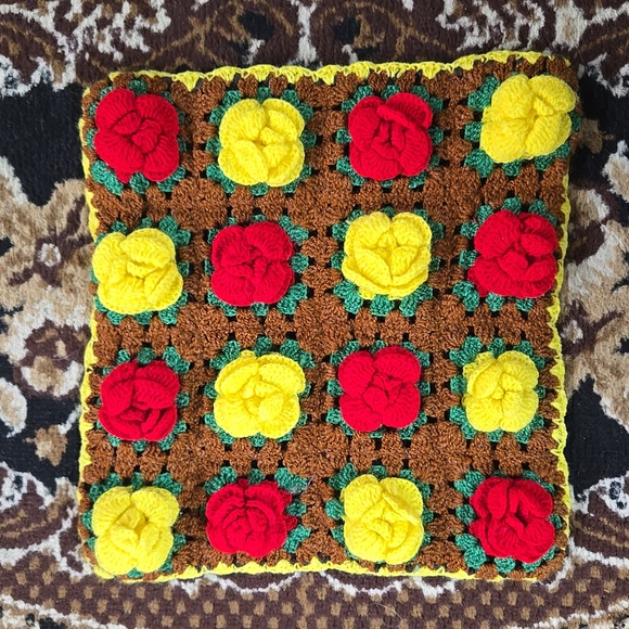2 Rose Garden Crochet Vintage Floral Pillowcases Puffy 3D Rose Granny Square 70s - Picture 2 of 10